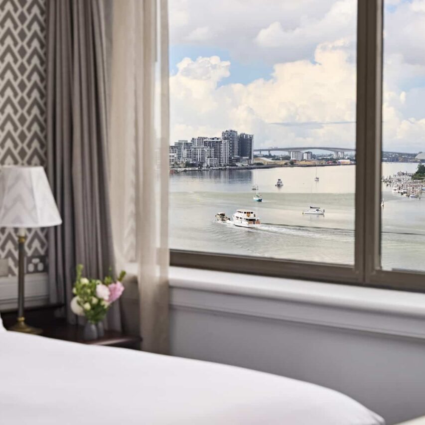 485_HINKLER SUITE (BW)