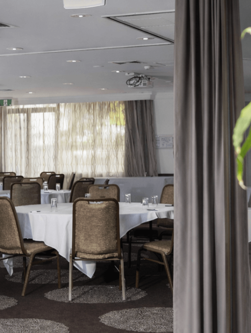 布里斯本會議室外景，可以看到裡面的植物。